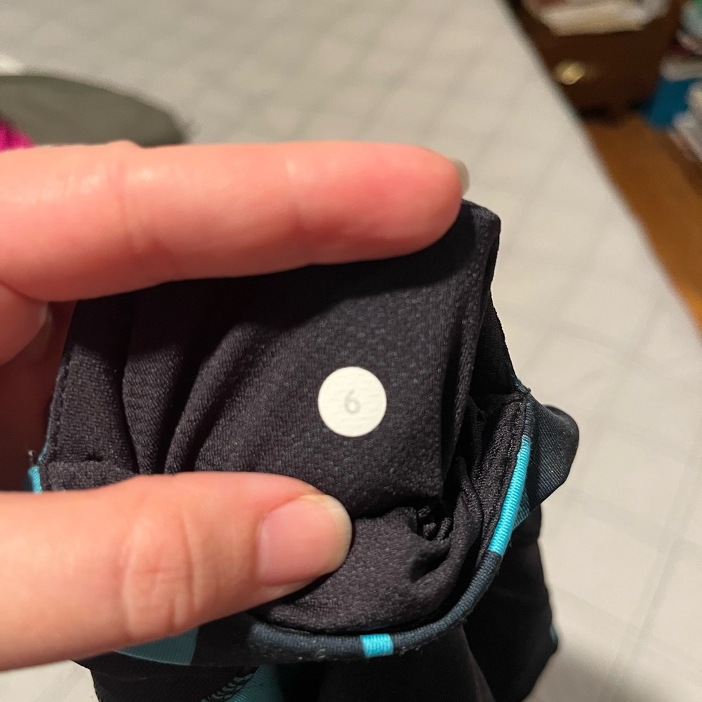Lululemon Black and Blue Patterned Leggings 25” - Picture 3 of 3